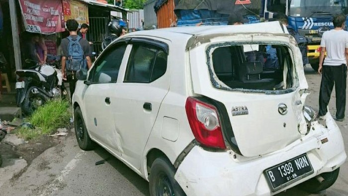 Truk Monster Hantam 13 Kendaraan