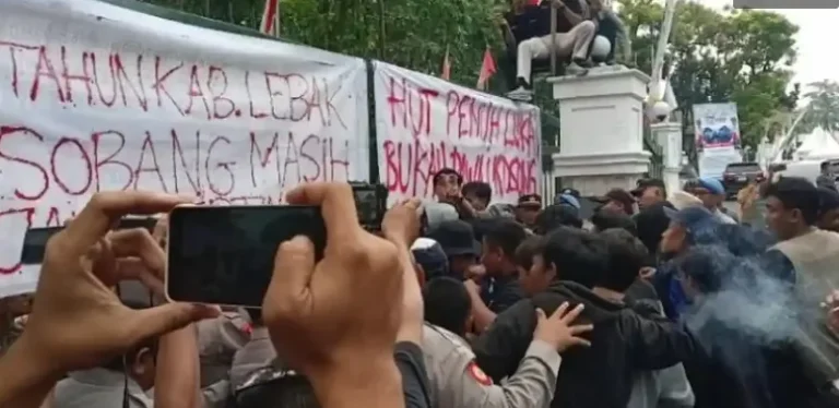 Mahasiswa Demo Kantor Bupati Ditengah HUT Lebak