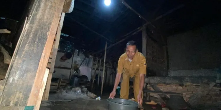 Penjaga Sekolah di Cibadak 25 Tahun Tinggal di Gubuk Reot