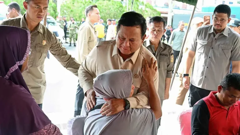 Tangis Haru Korban Banjir Aceh Pecah di Depan Prabowo