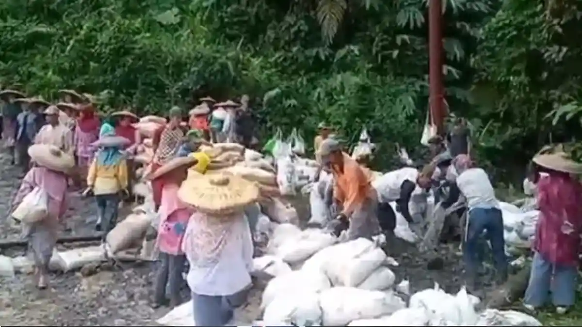 Warga Handaleum Patungan Rp90 Juta Bangun Jalan Sendiri